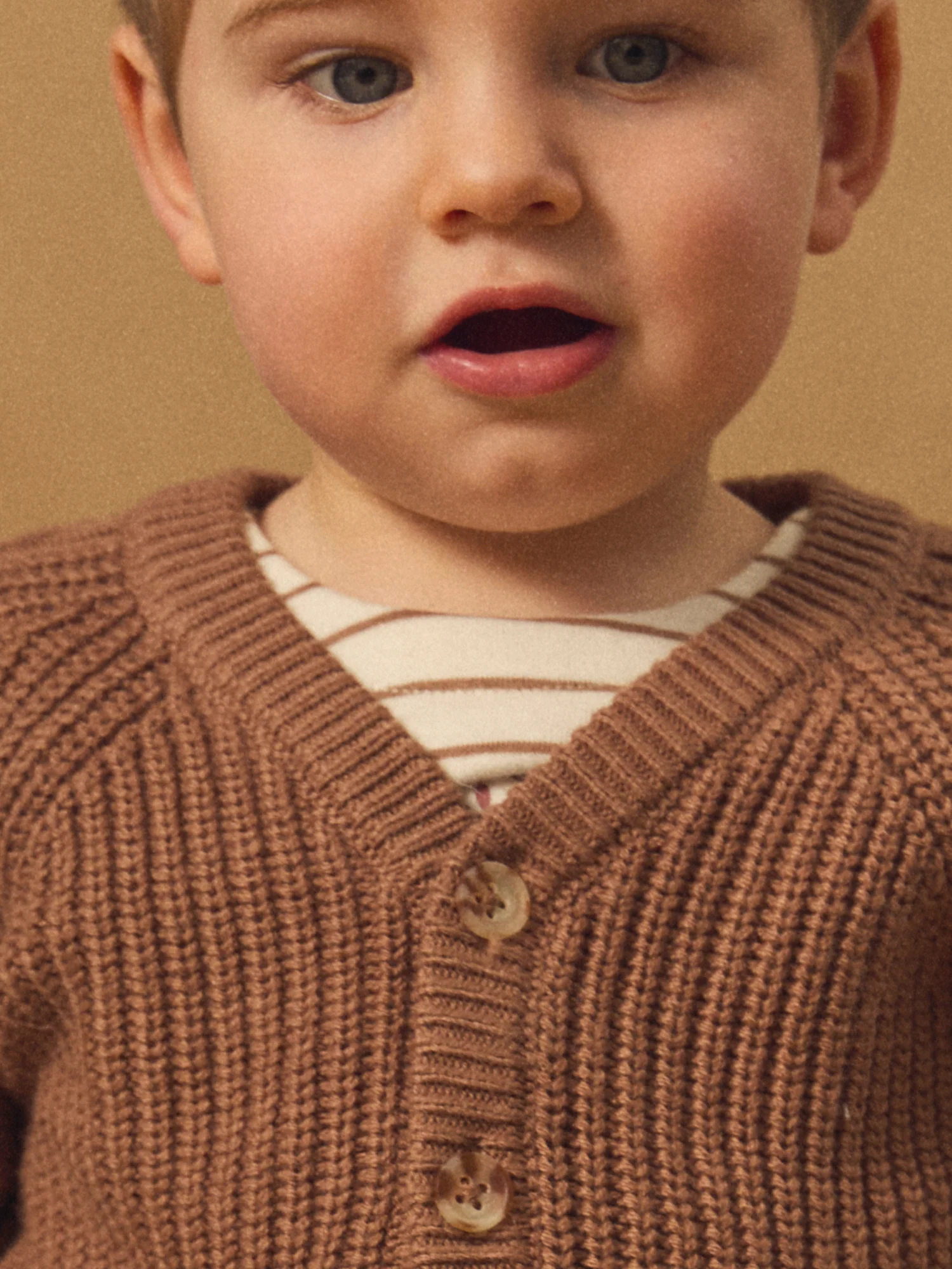 Cardigan marron en tricot torsadé Bébé Garçon - Image 3