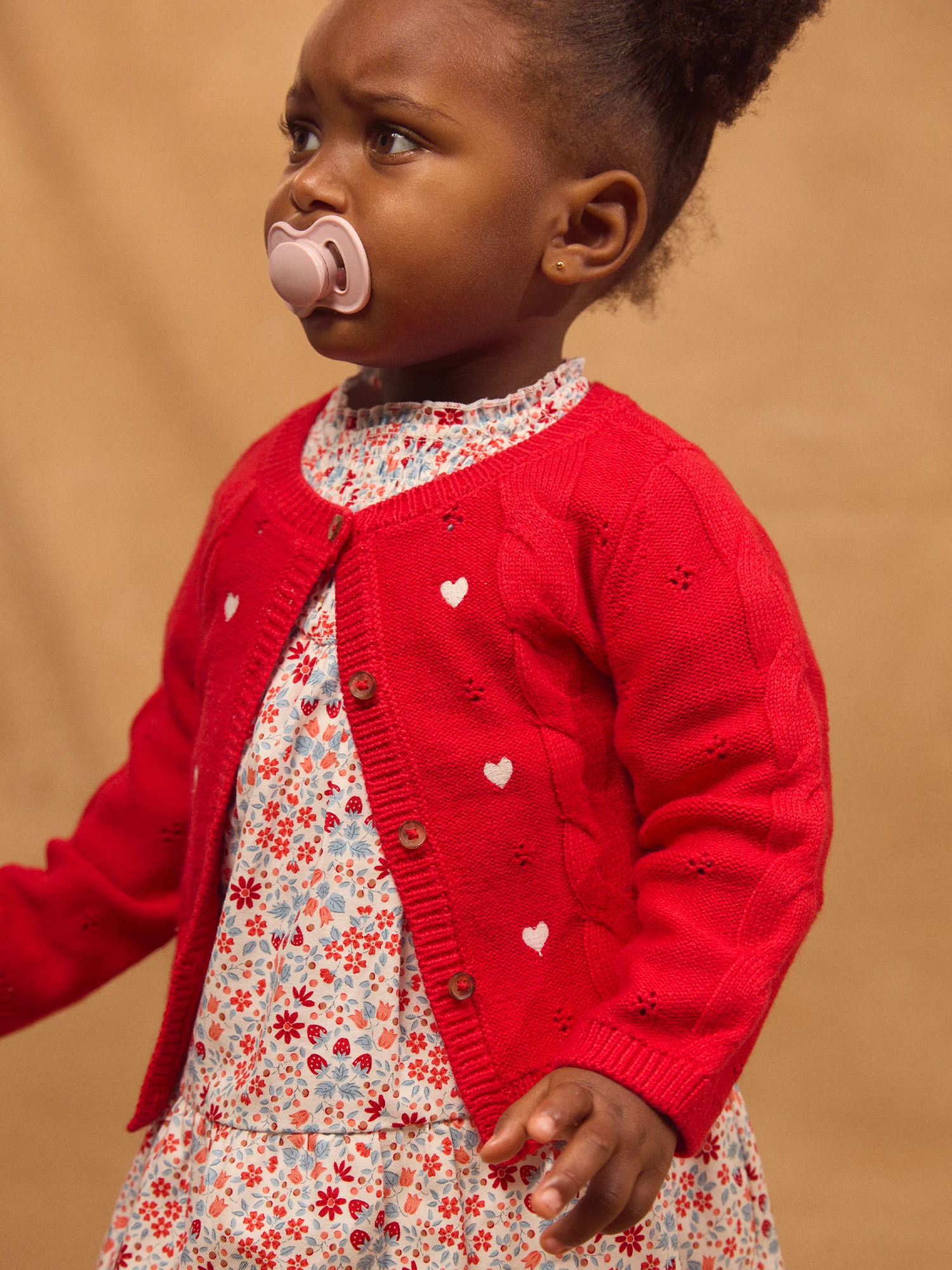 Cardigan rouge à broderies cœurs Bébé Fille - Image 3