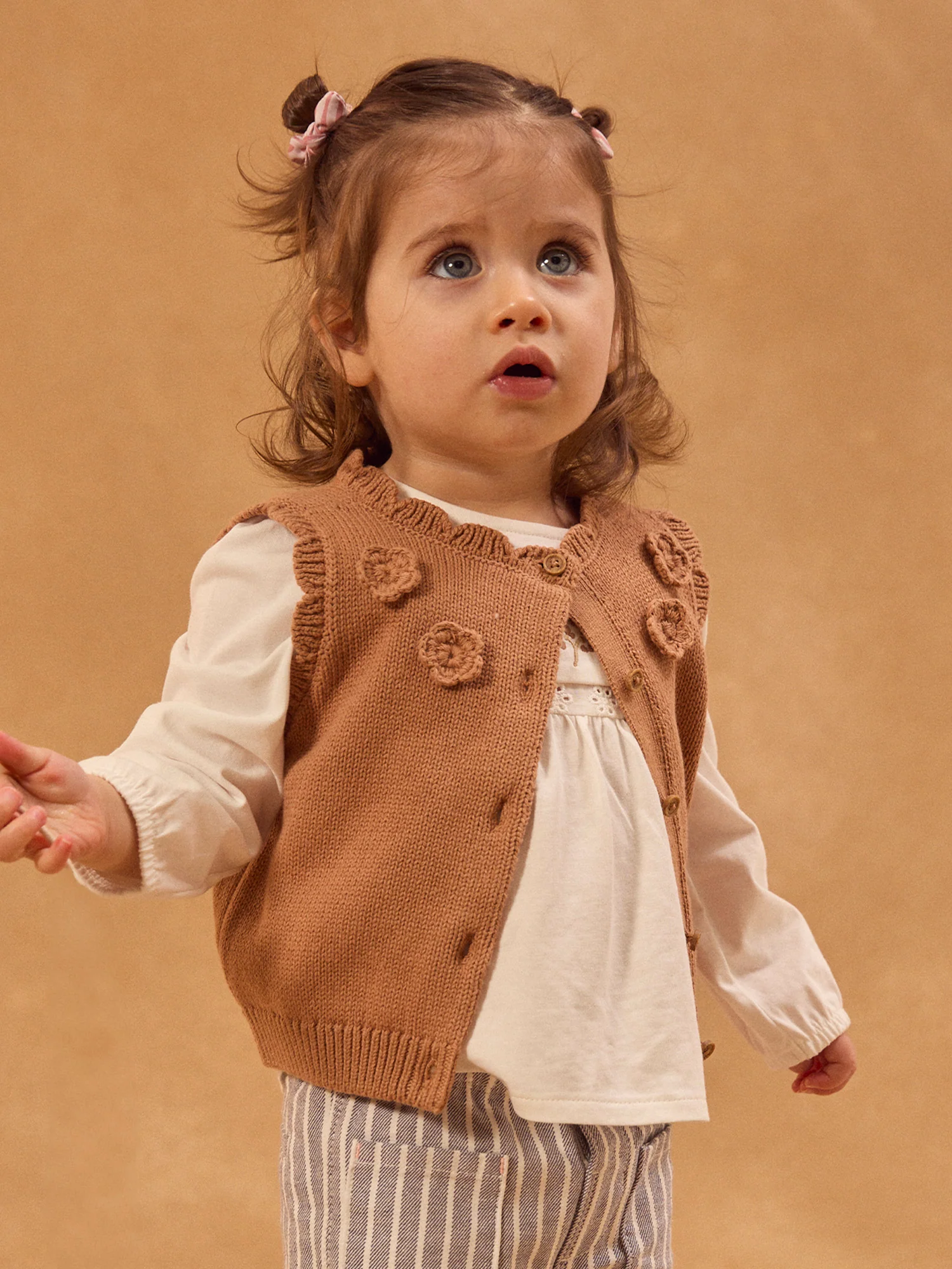 Cardigan marron sans manches Bébé Fille - Image 2