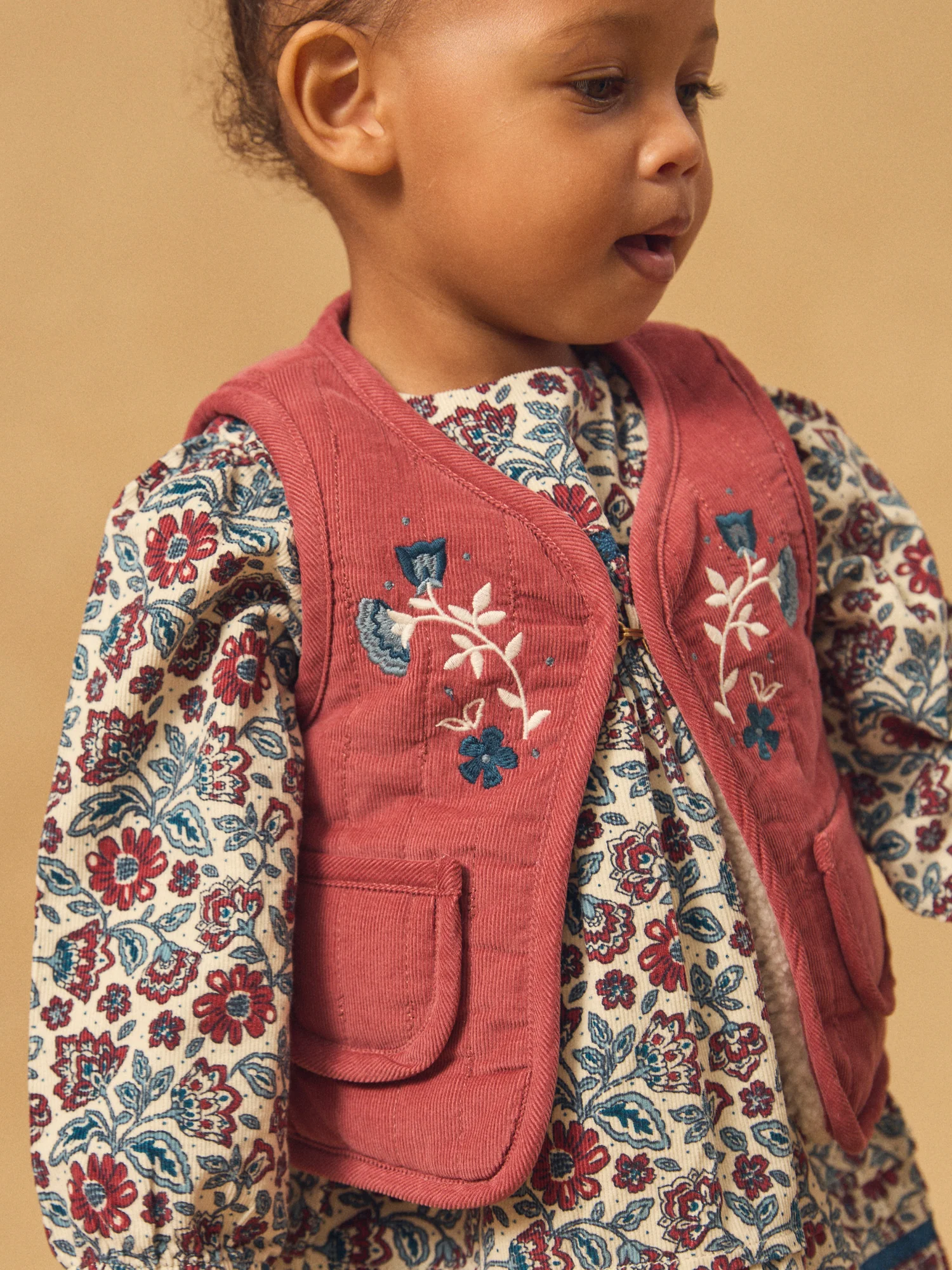Cardigan sans manches réversible rouge ou écru Bébé Fille - Image 4