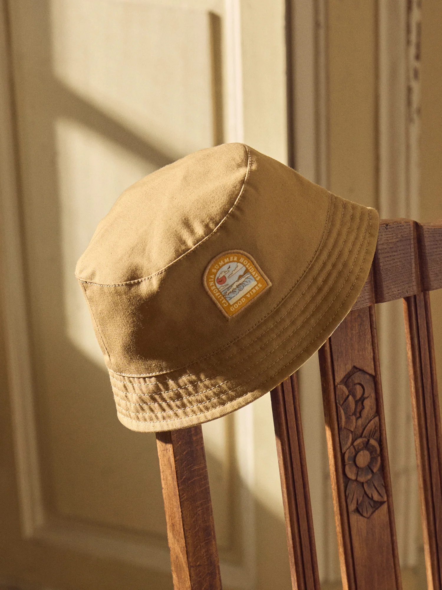 Chapeau reversible jaune et marron - Image 3