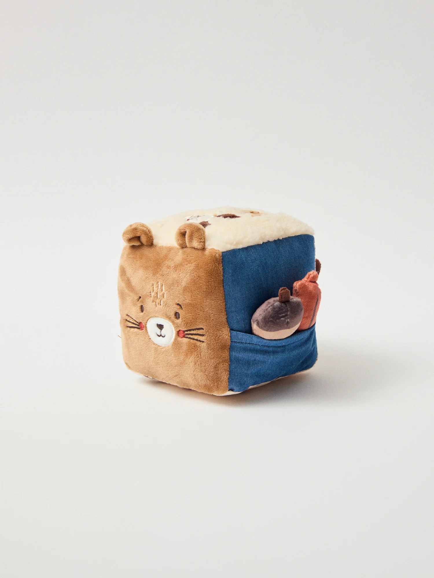 Cube d'activité marron en multi-matière