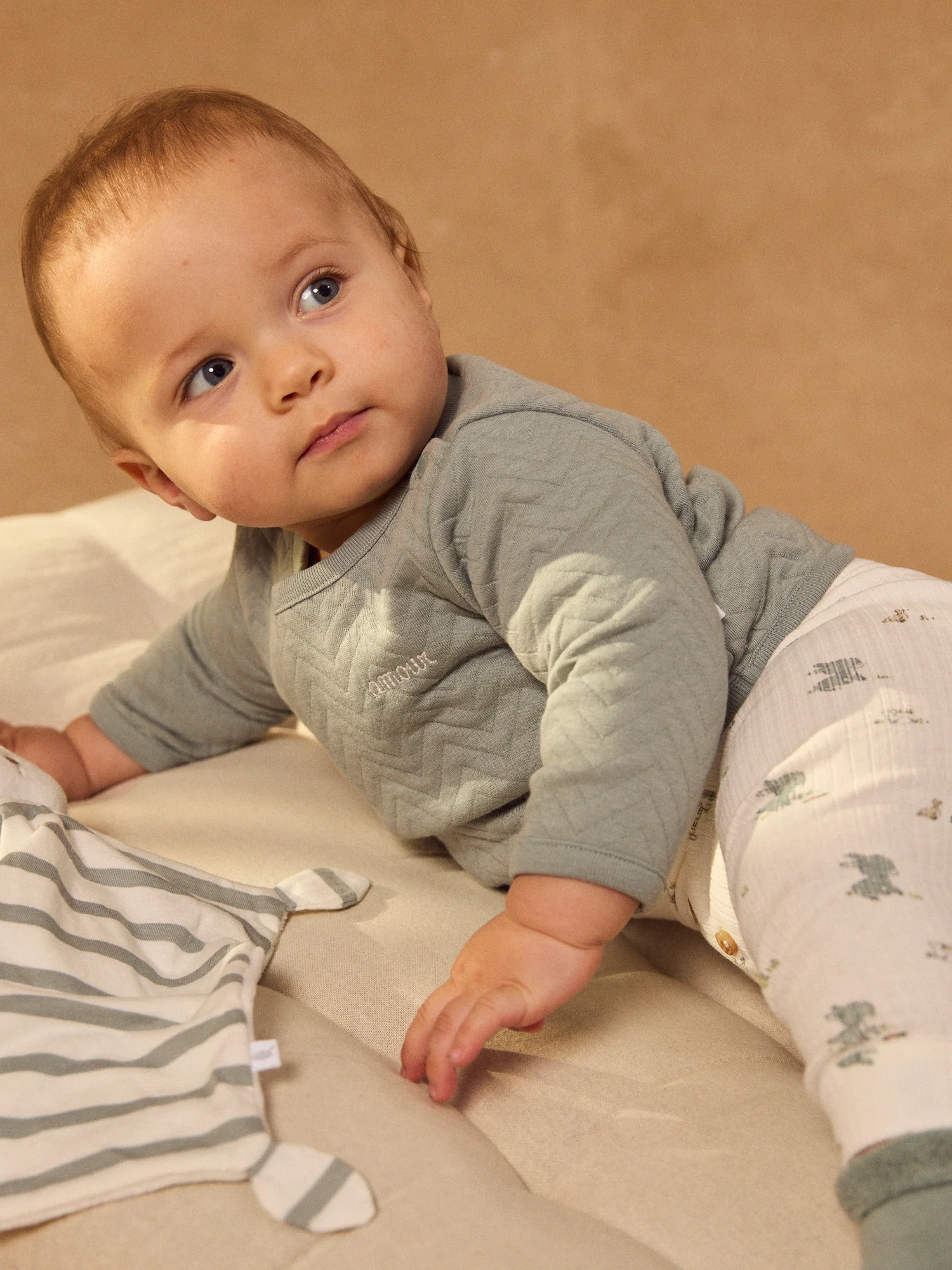 Ensemble haut bleu grisé + pantalon + chaussettes Naissance Garçon - Image 3