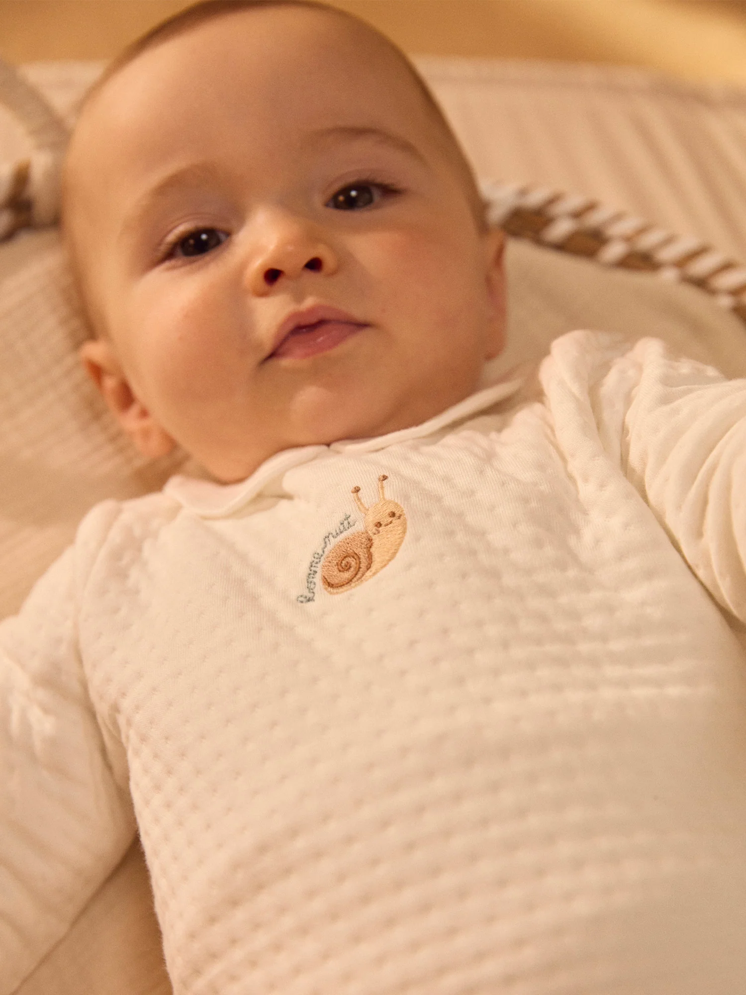 Ensemble haut + pantalon écru + doudou imprimé escargots Naissance Mixte - Image 3