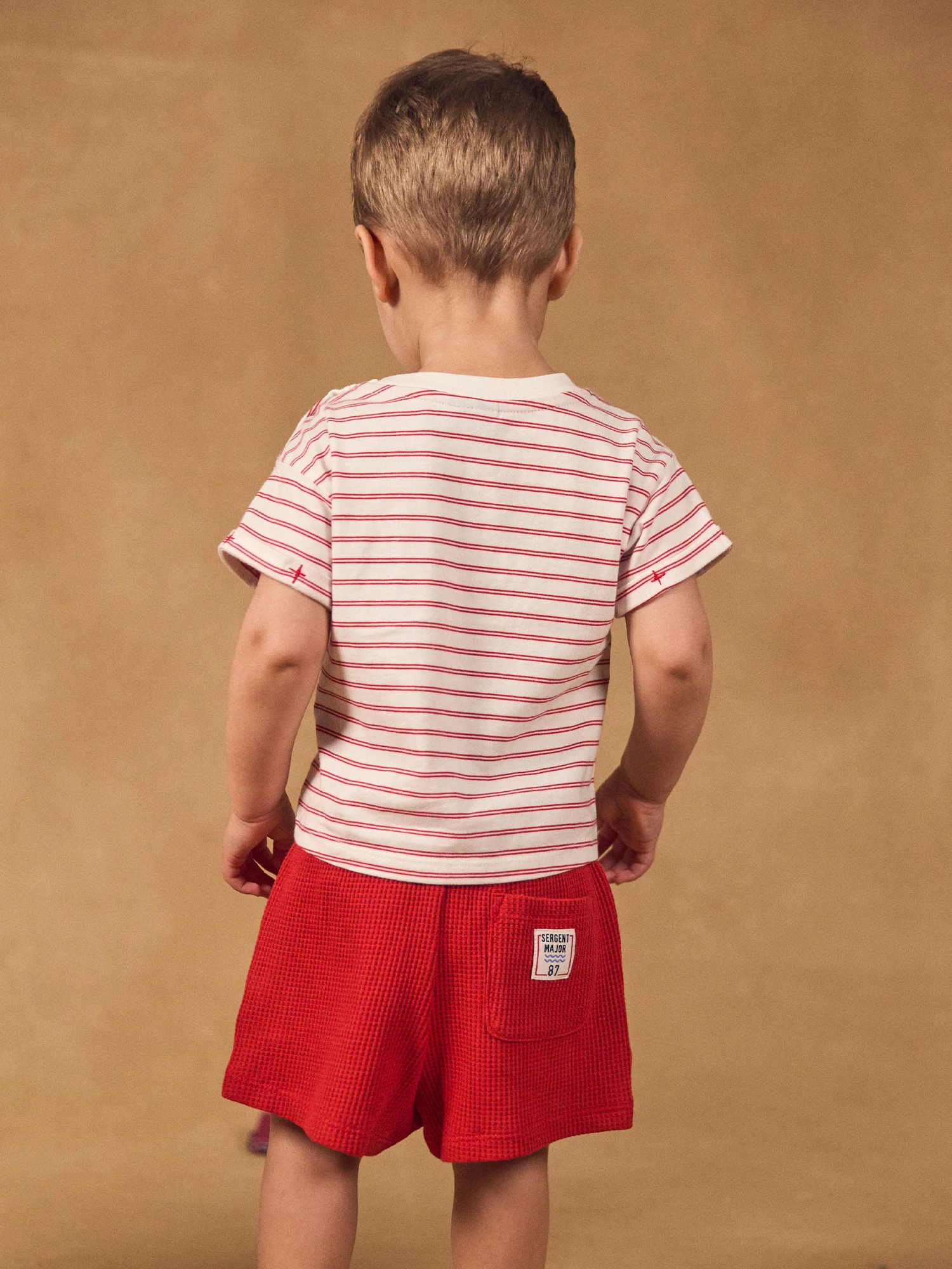Ensemble t-shirt à rayures rouges + short rouge Bébé Garçon - Image 4