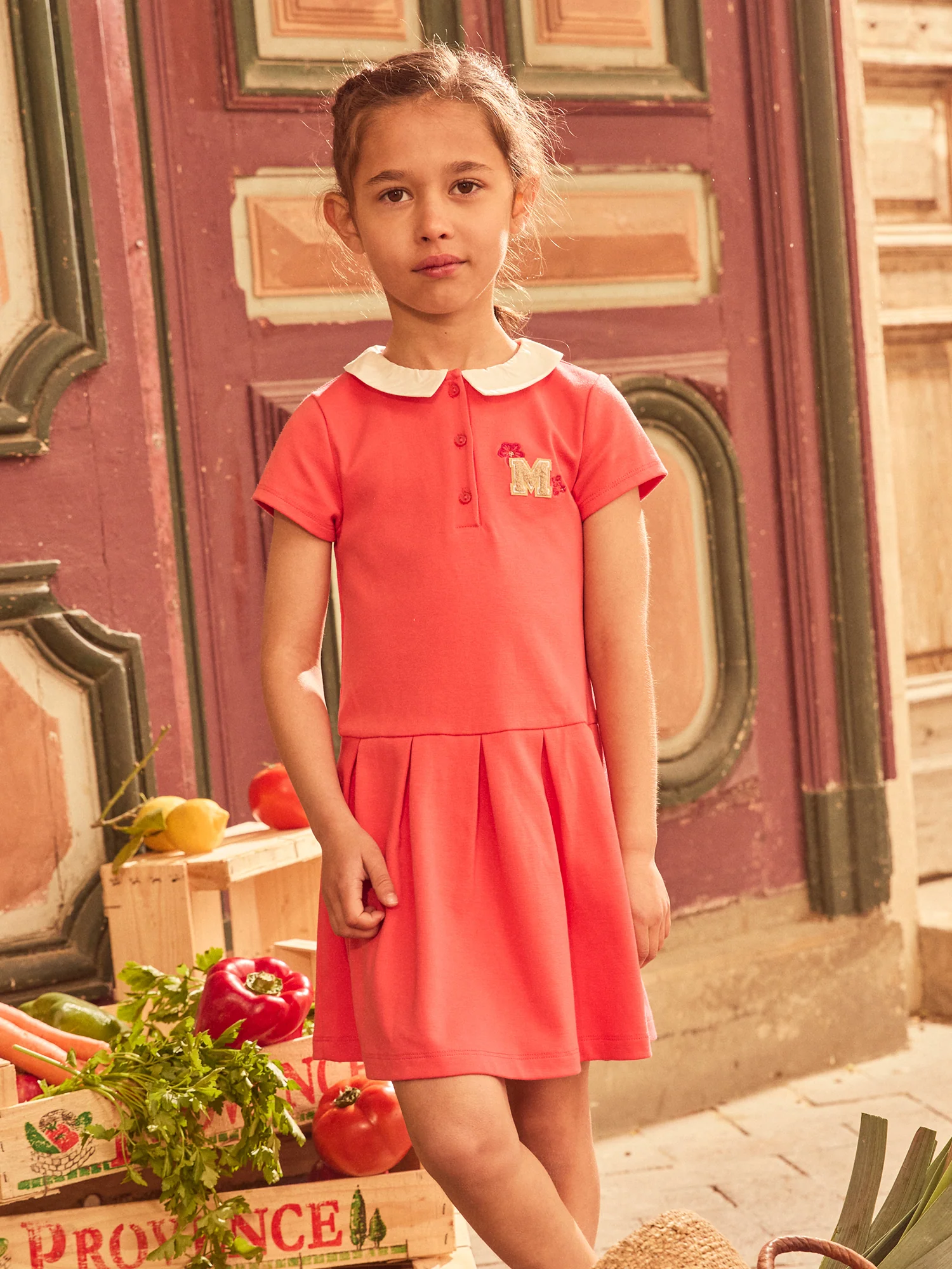 Robe mi-plissée rouge corail avec patch floral Fille - Image 2