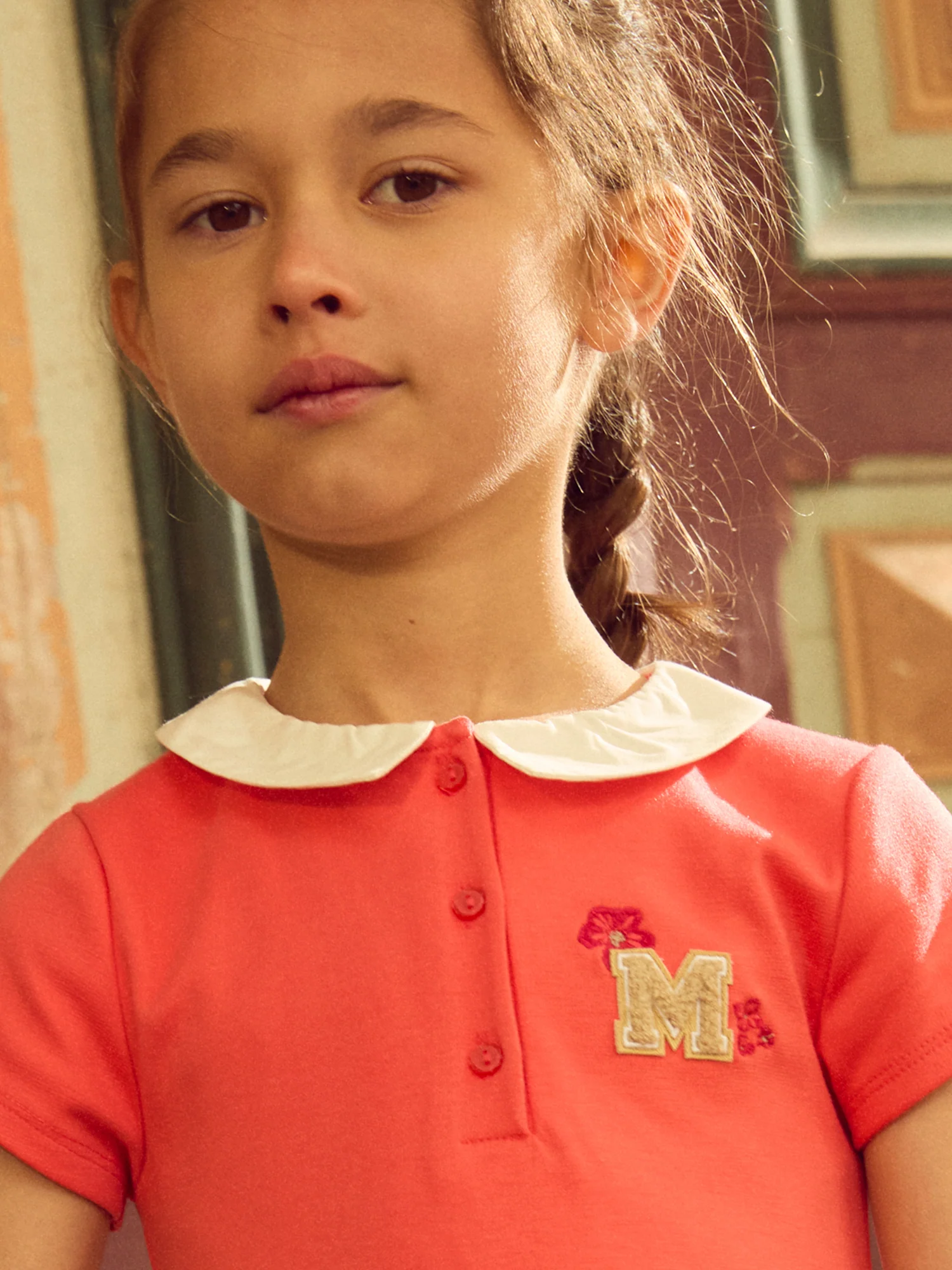 Robe mi-plissée rouge corail avec patch floral Fille - Image 3
