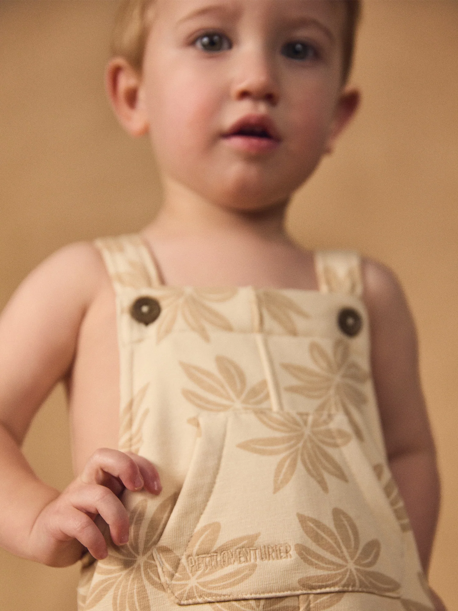 Salopette courte beige imprimé palmiers Bébé Garçon - Image 3