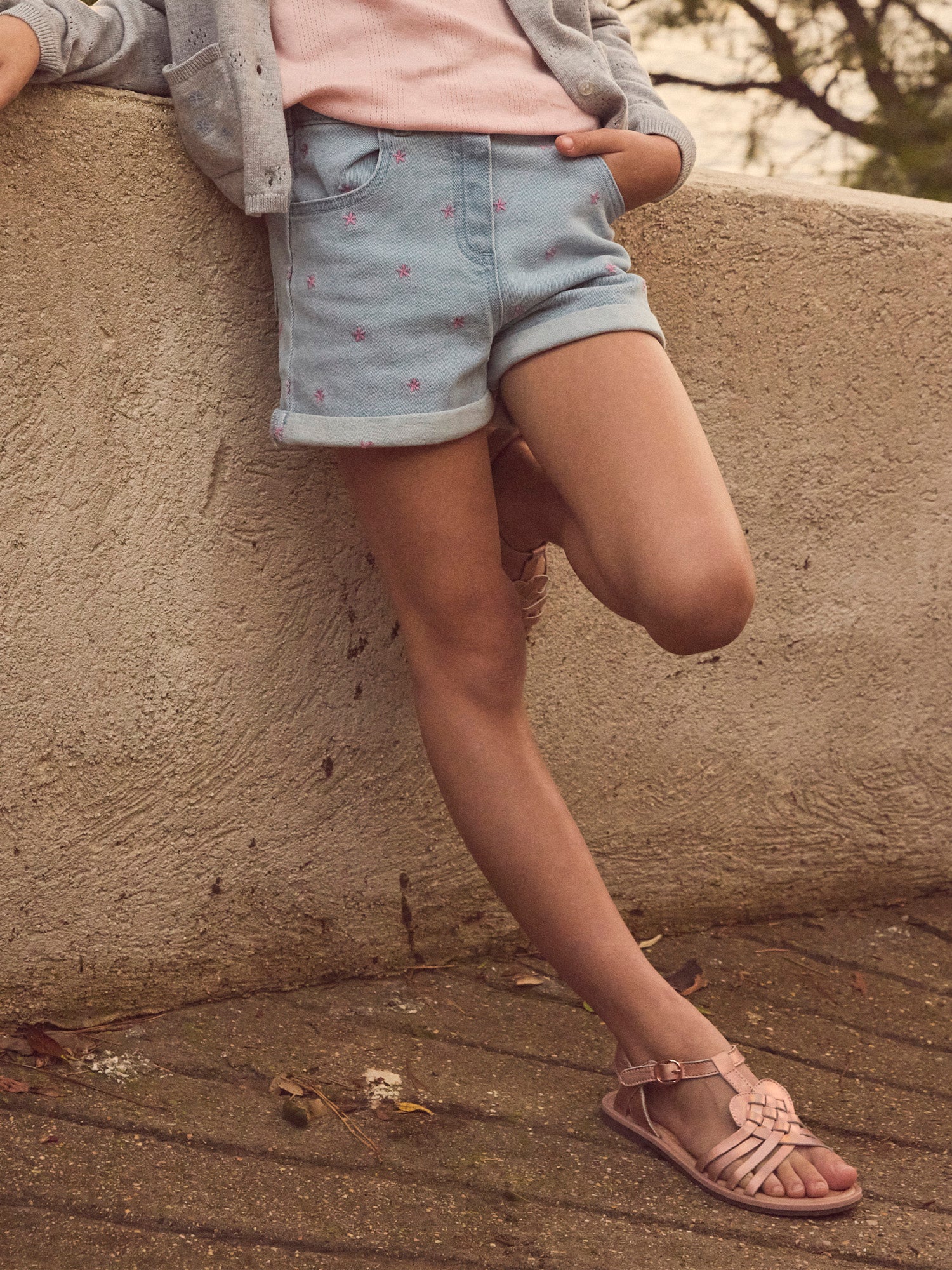 Short denim à broderies fleurs Fille - Image 2