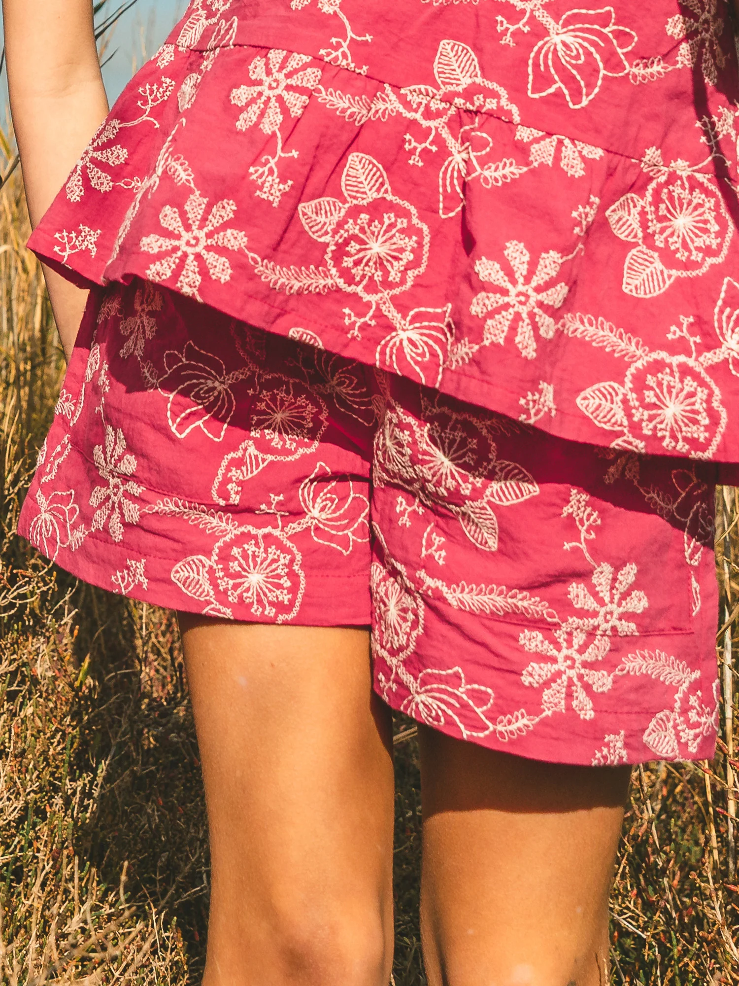 Short fuchsia à broderies fleurs Fille - Image 3