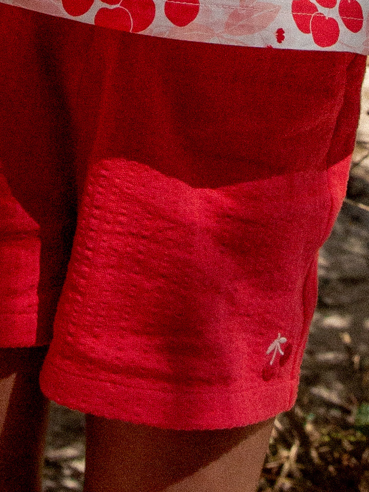 Short rouge à broderie cerise Fille - Image 3