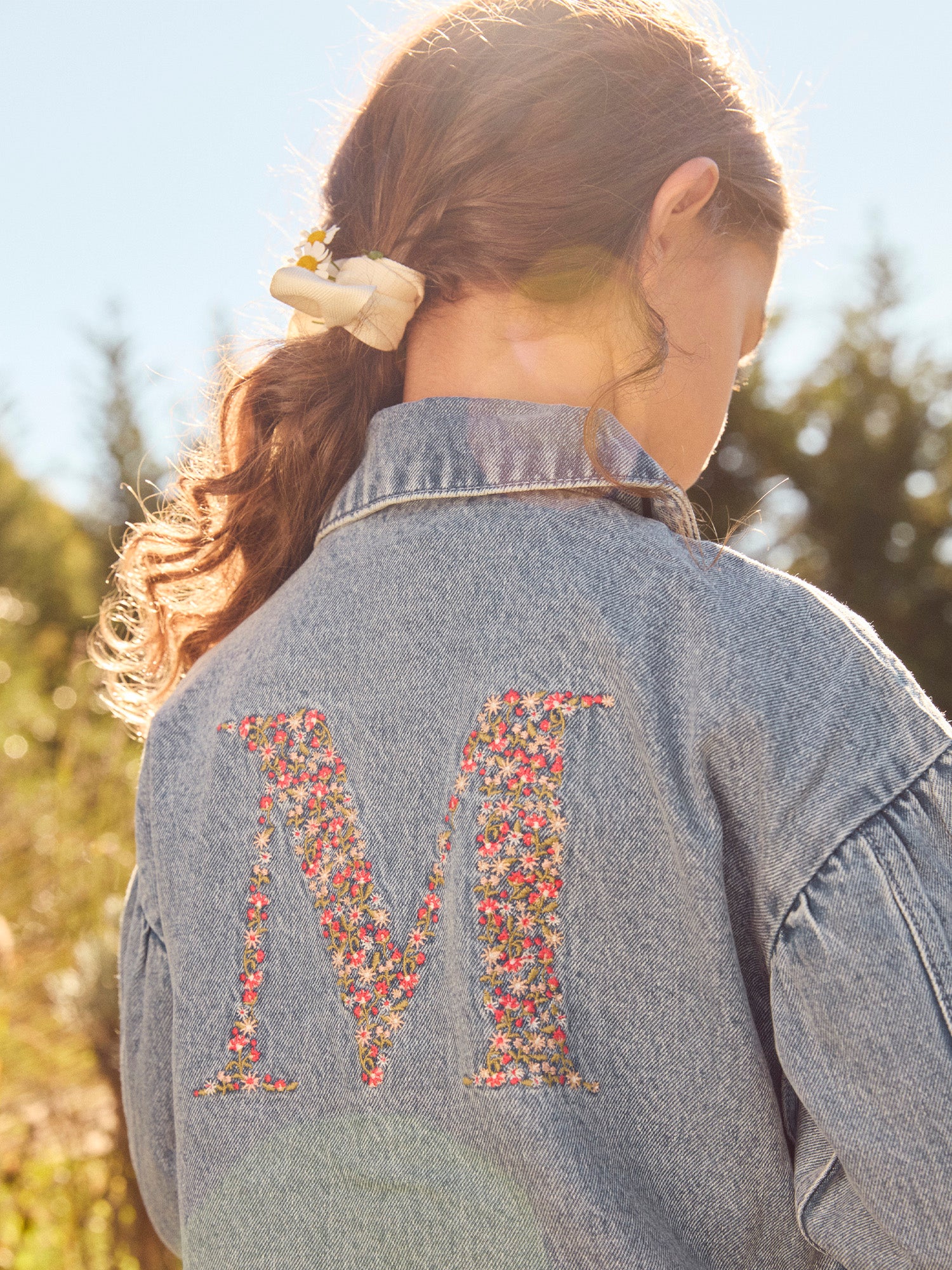 Veste denim à broderie "M" Fille - Image 4